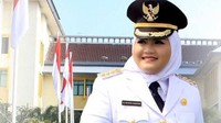 Neneng Hassanah Yasin dikenal sebagai Bupati Bekasi, namun ia resmi dinonaktifkan dari jabatannya karena tersandung kasus korupsi. Wanita yang biasa disapa Mpok Neneng ini ternyata juga punya beberapa momen kulineran. Foto: instagram @nenenghasanahyasin