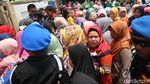 Rombongan Emak-emak Naik Odong-odong ke Deklarasi Gerakan Emas