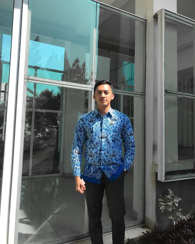  Sebelum menjadi PNS rupanya jajaka Bandung ini dulunya adalah seorang penyiar radio. Foto: Instagram @junnaaditya_mr