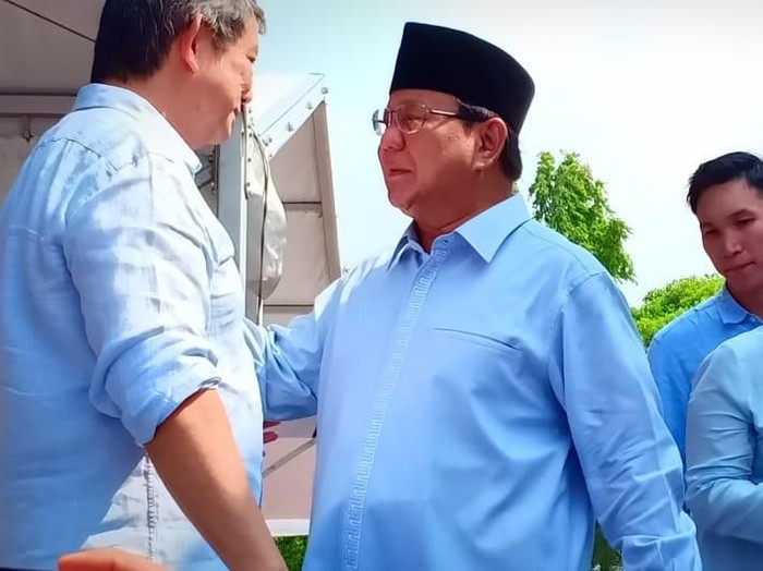 Prabowo dan Hashim berbincang saat deklarasi Gerakan emas di Klender jakarta Timur.