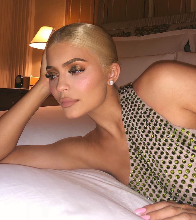 Artis yang paling populer melakukan filler bibir adalah Kylie Jenner. Bagaimana tidak, di usianya yang saat itu masih 16 tahun, Kylie menyuntikkan bibirnya dengan filler karena sejak lama ia merasa tak percaya diri dengan bibir tipis. Setelah melahirkan, Kylie mengaku menghilangkan filler di bibirnya. Namun tak lama dari itu, Kylie kembali dengan bibir tebal hasil dari filler.  Foto: dok. Kylie Cosmetics, Sheree Cosmetics