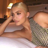 Artis yang paling populer melakukan filler bibir adalah Kylie Jenner. Bagaimana tidak, di usianya yang saat itu masih 16 tahun, Kylie menyuntikkan bibirnya dengan filler karena sejak lama ia merasa tak percaya diri dengan bibir tipis. Setelah melahirkan, Kylie mengaku menghilangkan filler di bibirnya. Namun tak lama dari itu, Kylie kembali dengan bibir tebal hasil dari filler.  Foto: dok. Kylie Cosmetics, Sheree Cosmetics