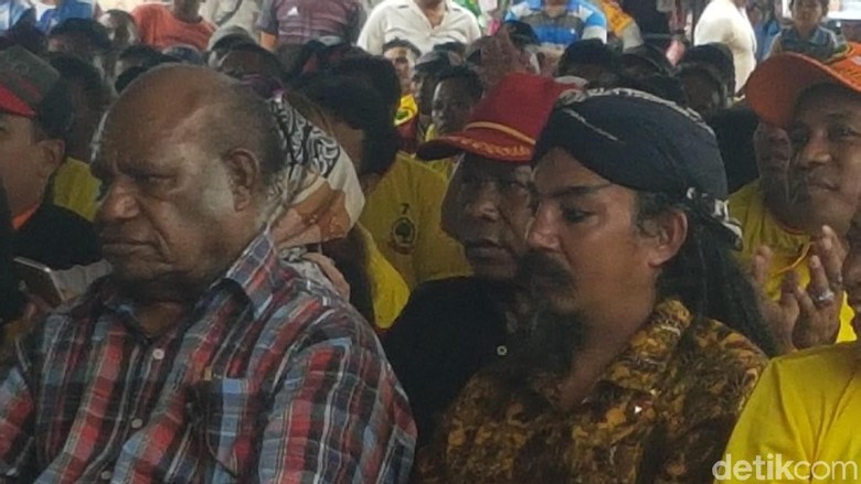 Dampingi Tommy Soeharto di Papua, Limbad Makan Paku di Pasar Dampingi Tommy Soeharto di Papua, Limbad Makan Paku di Pasar