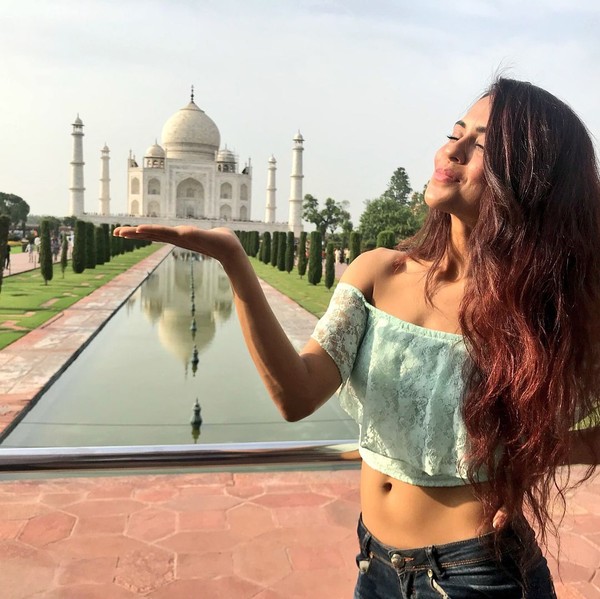 Sebagai gadis India, tidak lengkap rasanya kalau belum berkunjung ke Taj Mahal yang sudah jadi ikon pariwisata bahkan Keajaiban Dunia dari India. (Instagram/@sanaofficial) Sebagai gadis India, tidak lengkap rasanya kalau belum berkunjung ke Taj Mahal yang sudah jadi ikon pariwisata bahkan Keajaiban Dunia dari India. (Instagram/@sanaofficial)