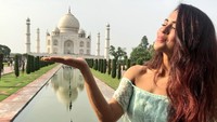 Sebagai gadis India, tidak lengkap rasanya kalau belum berkunjung ke Taj Mahal yang sudah jadi ikon pariwisata bahkan Keajaiban Dunia dari India. (Instagram/@sanaofficial)