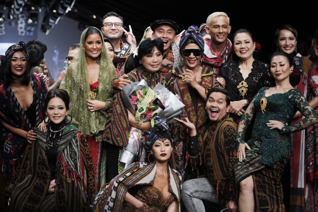 Susi bersama selebriti lainnya yang menjadi model koleksi terbaru Anne Avantie, mulai dari Maia Estianty, Patricia Gouw hingga Marion Jola. Foto: Dok. Moh. Abduh/Wolipop