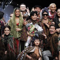 Susi bersama selebriti lainnya yang menjadi model koleksi terbaru Anne Avantie, mulai dari Maia Estianty, Patricia Gouw hingga Marion Jola. Foto: Dok. Moh. Abduh/Wolipop