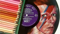 Potret penyanyi dan musisi asal Inggris David Bowie yang diabadikan di atas piringan hitam atau vinyl. Istimewa/Dok. Boredpanda.