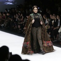 Maia yang merupakan ibu dari tiga putra Ahmad Dhani, Al, El dan Dul itu berjalan di catwalk memakai cape tenun berdetail fringe. Dia mengenakan celana tenun yang semotif dengan capenya. Foto: Palevi S/detikFoto