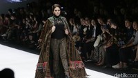 Maia Estianty saat tampil dengan busana Anne Avantie di Jakarta Fashion Week 2019 di kawasan Senayan, Jakarta Pusat pada Selasa (23/10). Pool/Palevi S/detikFoto.