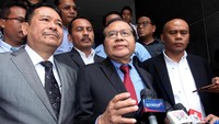 Dia datang didampingi oleh kuasa hukumnya Otto Hasibuan, Johanes Tobing, dan beberapa pengacara lain. 