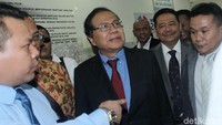 Dia mengaku, Surya Paloh selaku Ketua Umum Partai NasDem adalah teman baiknya. Menurit Rizal, ucapan yang dipersoalkan merupakan wawancara di stasiun TV. Untuk itu, salah alamat jika pelapor melaporkan ke Polda Metro Jaya. 