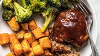  Selain kentang goreng, ubi goreng juga enak nih disantap dengan rolade dan brokoli tumis yang semakin menambah selera, seperti buatan @budgetbytes. Foto: Instagram
