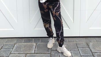 Kylie Jenner selalu menyita perhatian netizen. Foto yang sedang menggendong anaknya, Stormie, berhasil mendapatkan lebih dari 13 juta likes. Foto: Instagram