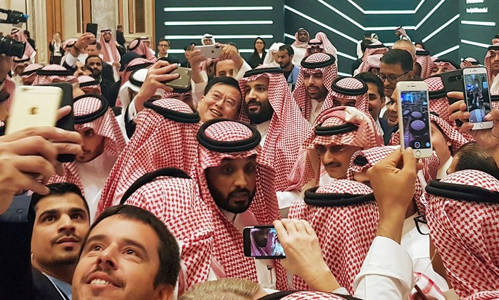 Pangeran Mohammed bin Salman diburu selfie. Foto: Reuters Pangeran Mohammed bin Salman diburu selfie. Foto: Reuters