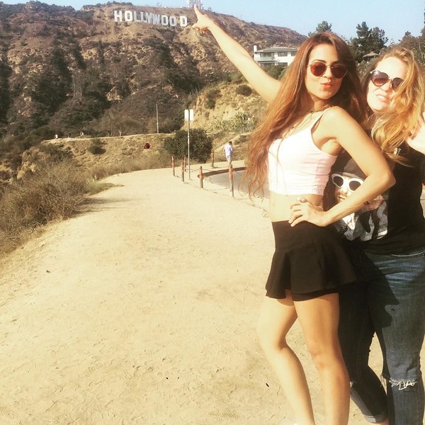 Tak cuma di India saja, Sana juga traveling ke berbagai negara lainnya. Begini gaya Sana saat berfoto di depan Hollywood Sign yang sangat populer. (Instagram/@sanaofficial) Tak cuma di India saja, Sana juga traveling ke berbagai negara lainnya. Begini gaya Sana saat berfoto di depan Hollywood Sign yang sangat populer. (Instagram/@sanaofficial)