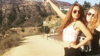 Tak cuma di India saja, Sana juga traveling ke berbagai negara lainnya. Begini gaya Sana saat berfoto di depan Hollywood Sign yang sangat populer. (Instagram/@sanaofficial)