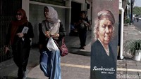 Lukisan seniman dunia Rembrandt beserta tahun lahir dan meninggalnya di sisi salah satu bangunan juga memberikan wawasan baru bagi para pengguna jalan yang melaluinya.