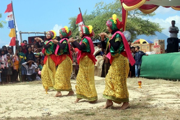 Potret Atraksi Budaya Suku Mbojo Di Bima Yang Fotogenik