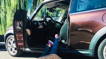 Falling stars challenge pada dasarnya pura pura jatuh dari mobil dan menumpahkan barang-barang mewah mereka. Foto: Instagram