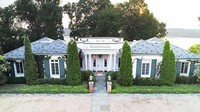 Rumah yang berlokasi di Rhinebeck, New York ini memiliki kebun teh sehingga juga disebut sebagai rumah teh. Realtor.com/Istimewa.