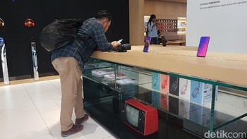 Yang beda dengan gerai ponsel lain, di sini pengunjung takkan dikuntit sales. Pengunjung bisa nyaman dan bebas menjajal smartphone. Foto: Kris Fathoni/detikINET