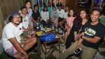 8 Momen Seru Wendi Cagur Saat Nongkrong Plus Ngemil Bareng Temannya