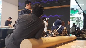 Pengunjung juga bisa mengisi ulang ponsel Oppo-nya sambil istirahat di bangku panjang. Foto: Kris Fathoni/detikINET