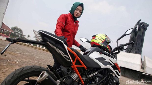 Rahasia Lady Bikers Kuat Riding Jauh, Bawa Barang Secukupnya