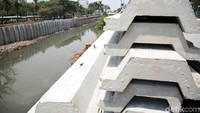 Turap juga untuk mengantisipasi longsor di Kali Sunter.