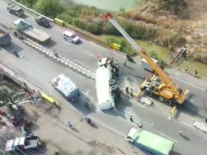 Penampakan dari Udara Truk Semen Terguling Bikin Macet Pantura