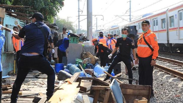Penertiban dilakukan untuk meminimalisir gangguan perjalanan kereta