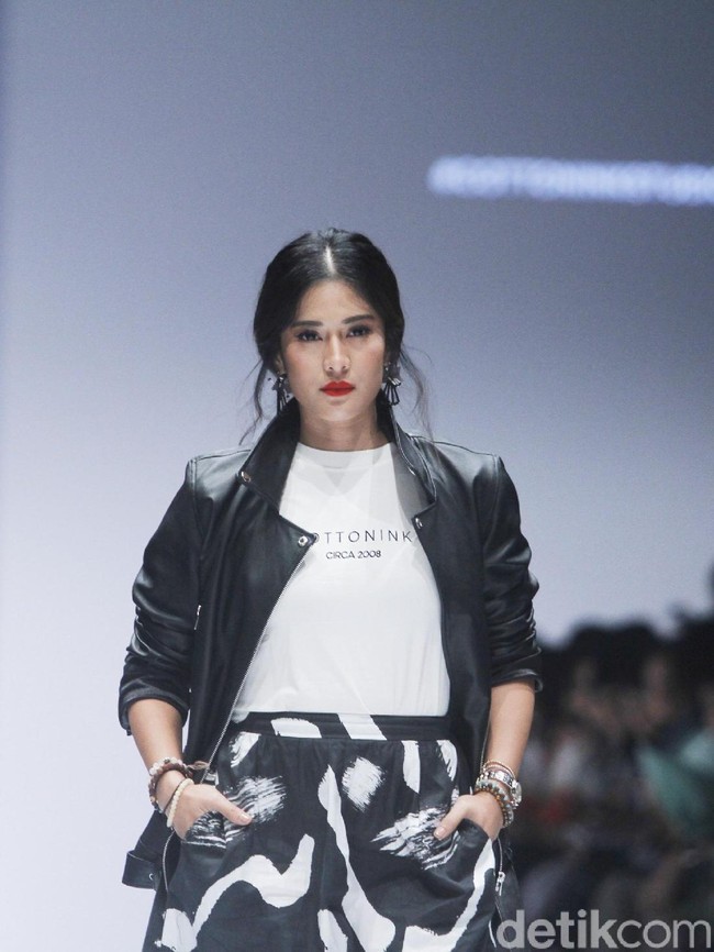 Sebaliknya, ia tampak kembali muda. Penampilannya yang bold dan lebih kasual itu dilengkapi dengan beragam aksesori mulai dari anting hingga gelang. (Foto: Moh. Abduh/Wolipop)