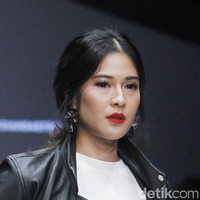Tampilan make up yang bold ikut mencuri perhatian. Ia mengenakan lipstik merah menyala, tapi tak tampak tua sama sekali. (Foto: Moh. Abduh/Wolipop)