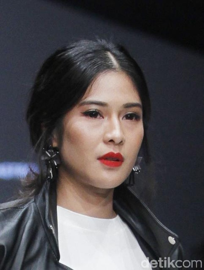 Tampilan make up yang bold ikut mencuri perhatian. Ia mengenakan lipstik merah menyala, tapi tak tampak tua sama sekali. (Foto: Moh. Abduh/Wolipop)