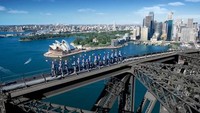 Sydney Harbour Bridge bisa didaki saat pagi, siang maupun malam (BridgeClimb) 