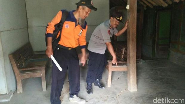 Petugas mendatangi rumah yang terdampak tanah bergerak di Purworejo. 