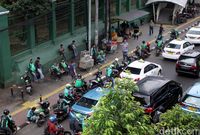 Jalan Palmerah Macet Akibat Ojol dan Taksi. 