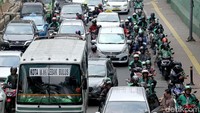 Kemacetan lalu lintas di Jalan Palmerah Timur akibat taksi dan ojek online yang berhenti dan mangkal di pinggir jalan.