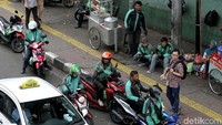 Sejumlah pengemudi ojek online mangkal di sepanjang Jalan Palmerah Timur, Jakarta.