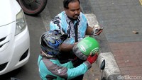 Jalan Palmerah memang berada di area Stasiun Palmerah, Jakarta sehingga jalan itu membuat sejumlah pengemudi ojol meupun taksi mangkal untuk menunggu pelanggan atau menunggu orderan dari stasiun tersebut.