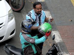 Ojek Online Wajib Pakai Celana Panjang dan Sepatu!