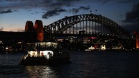 Aktivitas mendaki jembatan ikonik Sydney itu memang menjadi favorit traveler yang ingin memacu adrenalin (David Rogers/Getty Images)