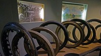 Saat peluncuran peta Michelin Guides di awal abad ke-20, Michelin tidak hanya dikenal dengan pabrik bannya. Perusahaan ini juga dikenal dalam hal perjalanan dan wisata kuliner (Anita Isalska/BBC Travel)