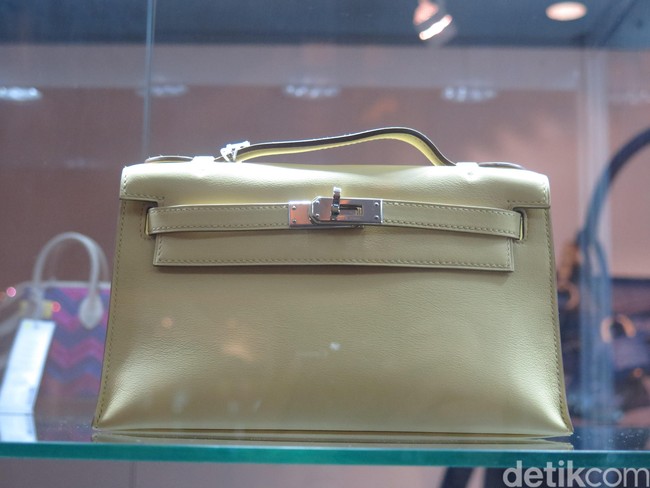 Salah satunya adalah Jaune Poussin Swift Leather Kelly Pouchette with Palladium Hardware berikut nan elegan. Item keluaran tahun 2015 itu ditaksir terjual mulai dari $3750 (Rp 56 jutaan) hingga $5000 (Rp 75 jutaan). Foto: Rahmi/Wolipop