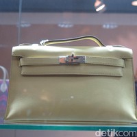 Salah satunya adalah Jaune Poussin Swift Leather Kelly Pouchette with Palladium Hardware berikut nan elegan. Item keluaran tahun 2015 itu ditaksir terjual mulai dari $3750 (Rp 56 jutaan) hingga $5000 (Rp 75 jutaan). Foto: Rahmi/Wolipop
