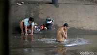 Meski hidup dan tinggal dibawah kolong jembatan, Mereka mengaku tak merasakan gatal meskipun hanya mandi dengan air yang mengalir di Kali Ciliwung itu.
