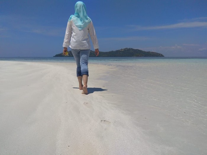 Berlari di pasir pantai seperti misalnya yang detikHealth lakukan di Pasir Timbul Pulau Nain, Sulawesi Utara, bisa melatih kekuatan, lho. Sebab, pasir membuat kaki butuh tenaga ekstra untuk membuatmu mengangkat kaki dan maju melangkah, menurut penjelasan dari fisiologis olahraga, Steve Rhyan, seperti ditulis Live Healthy. (Foto: Aisyah/detikHealth) Berlari di pasir pantai seperti misalnya yang detikHealth lakukan di Pasir Timbul Pulau Nain, Sulawesi Utara, bisa melatih kekuatan, lho. Sebab, pasir membuat kaki butuh tenaga ekstra untuk membuatmu mengangkat kaki dan maju melangkah, menurut penjelasan dari fisiologis olahraga, Steve Rhyan, seperti ditulis Live Healthy. (Foto: Aisyah/detikHealth)