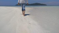 Berlari di pasir pantai seperti misalnya yang detikHealth lakukan di Pasir Timbul Pulau Nain, Sulawesi Utara, bisa melatih kekuatan, lho. Sebab, pasir membuat kaki butuh tenaga ekstra untuk membuatmu mengangkat kaki dan maju melangkah, menurut penjelasan dari fisiologis olahraga, Steve Rhyan, seperti ditulis Live Healthy. (Foto: Aisyah/detikHealth)