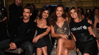 Irina pun tak takut mengalami wadrobe malfunction atupun mengekspose bagian intimnya. Dia Dipasupil/Getty Images for The Daily Front Row